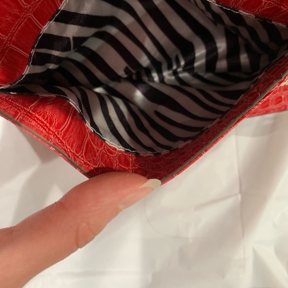 ☀️ CLEARANCE: Guess Lulin wristlet - Picture 4 of 8